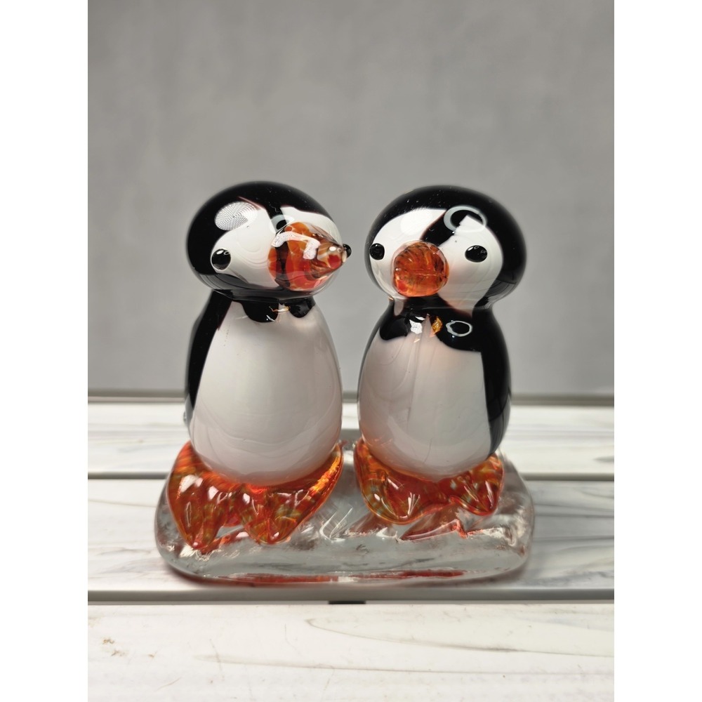 Art Glass Paperweight Pair of Kissing Penguins Puffins Paperweight